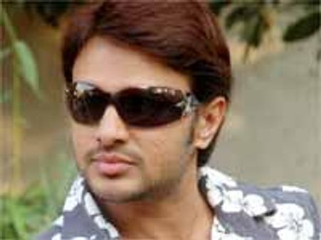 చంపేస్తమంటూ హీరో రాజాకు..