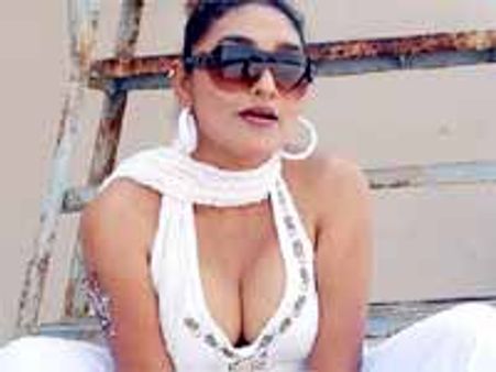 పచ్చిగా విప్పి చూపిస్తోంది