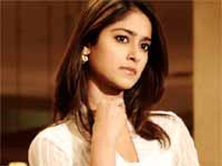 చీప్ గా ఇలియానా చెల్లెలు