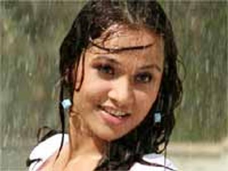 నిషాకొఠారిని పెట్టుకుంటే అదే లాభం