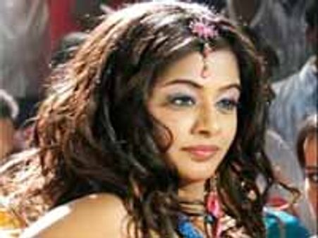 ప్రియమణి లవ్ స్టోరీలో బికినీ ట్విస్ట్!?