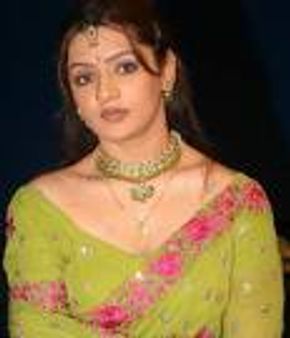 పోసానని చెప్పుతో కొట్టిన ఆర్తి..