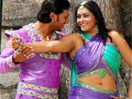 అమితమైన నమిత అందాలతో...