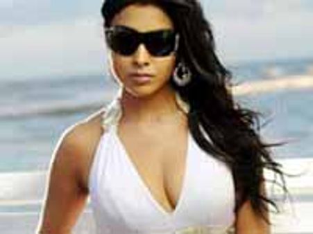 కునుకు లేకుండా చేస్తున్న శ్రియ