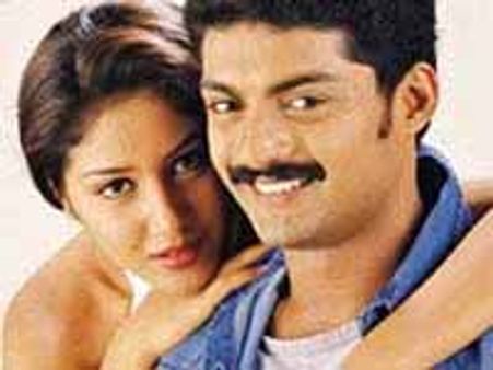 తొలిచూపులోనే..