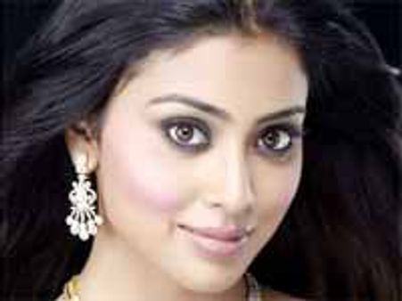 'షకీరా'ను మరిపిస్తున్న శ్రియ