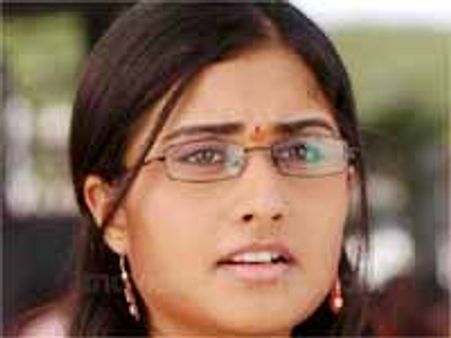 ప్రేమలో పడతానంటున్న 'షామిలి'