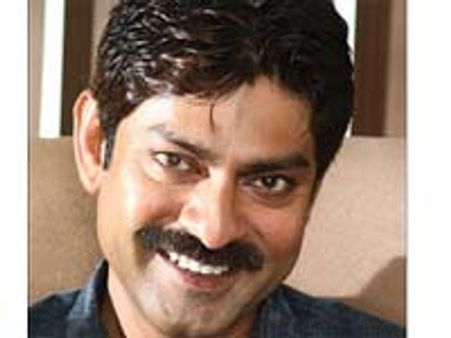 జగన్ సీఎం కావాలి -జగపతిబాబు