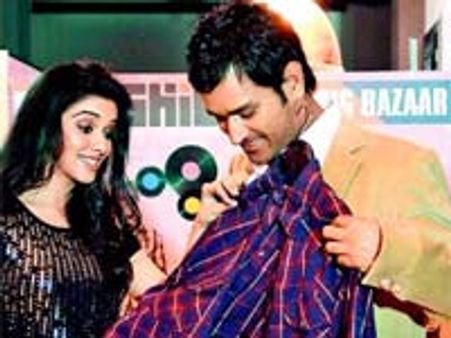 ధోనీతో తిరుగుతున్న అసిన్