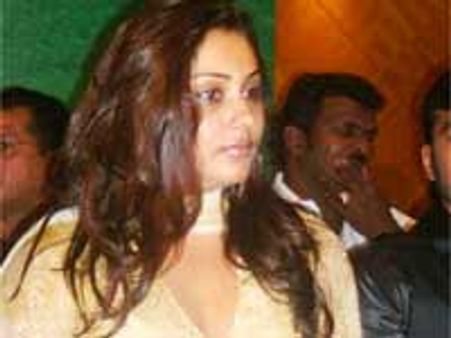 మంచంపై వణికిన నమిత