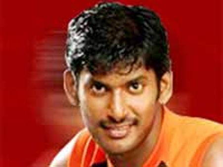 విశాల్, శ్రియపై 'పులి' నిర్మాత కంప్లైంట్