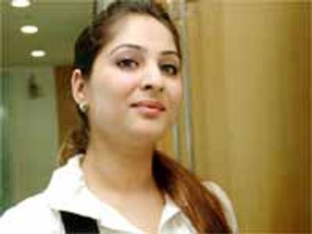 పులిని చూసి నక్క వాతలు పెట్టుకొందట