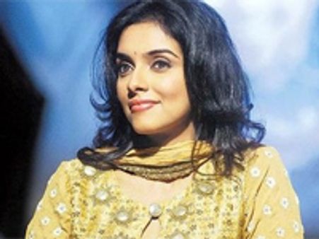 అభికి జంటగా ఐష్ స్థానంలో అసిన్