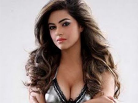 మీరాచోప్రా మూన్నాళ్ల ముచ్చట