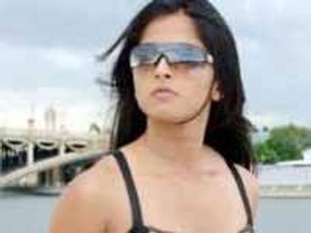 అనూష్క మళ్ళీ బికినీలో...?