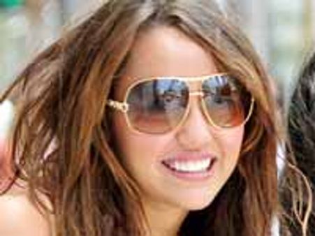 ప్రియుడి కోసం అభిమానులను కాదన్న పాప్ తార- మిలే సైరస్