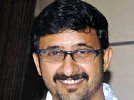 నూతన నటీనటులుకు తేజ పిలుపు