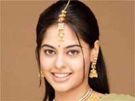 సీఎం రిలీఫ్ ఫండ్ కు లక్ష రూపాయలు ఇచ్చిన బిందు