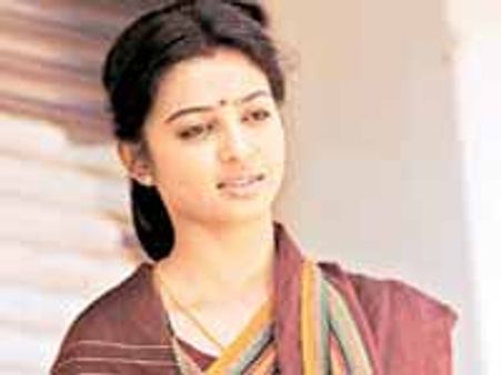 పరిటాల సునీత పాత్రలో రాధికా ఆప్టే