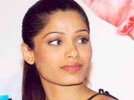 హాలీవుడ్ తారల గుండెల్లో దడ పుట్టిస్తున్న స్లమ్ డాగ్ భామ