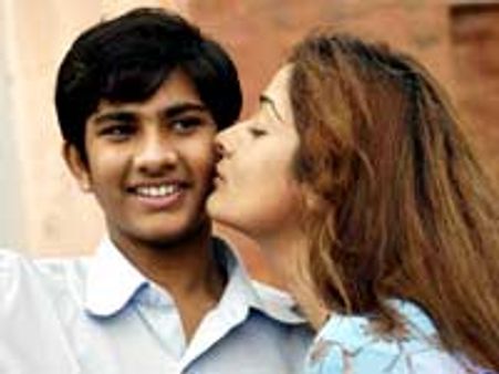 ముఫ్పై ఏళ్ళ ఆంటీతో 13 ఏళ్ళ కుర్రాడు..