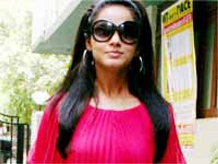 గోదావరి పిల్ల నీతూ చంద్ర తొడల దగ్గర..