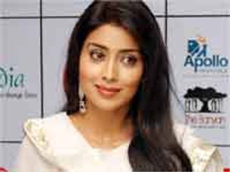 సూపర్ స్టార్ రజనీ ఫ్యామిలితో శ్రియకి లింకుందా!