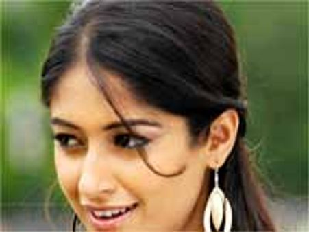 ప్రేమలో పడ్డాను..ఇండస్ట్రీ వ్యక్తినే..ఇలియానా