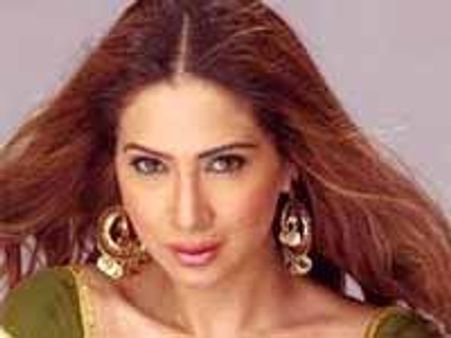 మిస్ బిహేవ్ చేసినందుకు కాదు కానీ..కిమ్ శర్మ