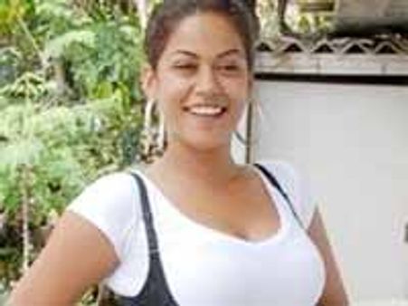 స్టార్ నైట్ లో రాజకీయాలు..ముమైత్ మండిపాటు