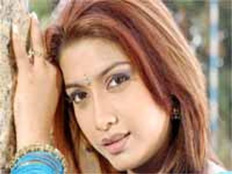 ఆమెకు పిల్లలు పుట్టకే డిమాండ్ పెర్గింది