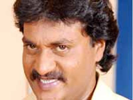 కామిడీ హీరో ‘సునీల్’ బికినీలో!