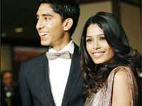 ప్రేమలో పడ్డ స్లమ్ డాగ్ జంట