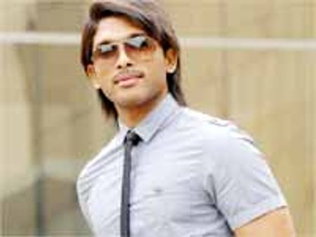 ప్రేక్షకులతో చిందేయిస్తోన్న అల్లు అర్జున్