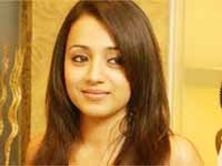 త్రిష ను బంధించిన హీరో మరియు దర్శకుడు