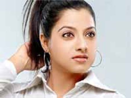 ఎన్టీఆర్ హీరోయిన్ ..ఈసారి జగపతి బాబు సరసన