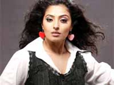 ఆమె షకీలా ను రీ ప్లేస్ చేయగలదా..మళయాళ సందేహం