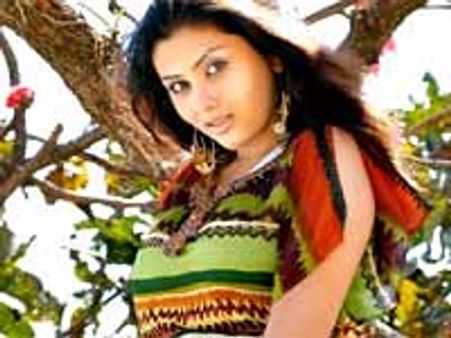 అది తగ్గిస్తే నమితను ఎవరు బుక్ చేస్తారు