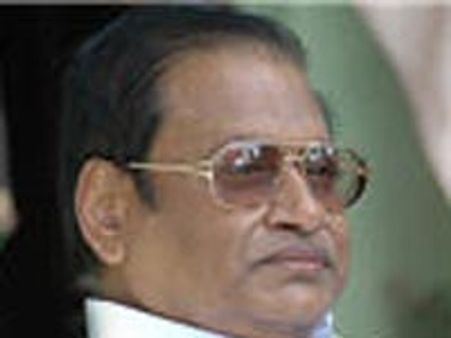 చిరంజీవి.. నిర్మాత దేవీ వర ప్రసాద్ సీరియస్