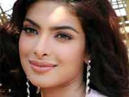 స్టార్ హీరోయిన్ కాలు జారితే ఆ హంగామానే వేరు...