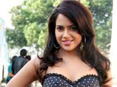 పోలీసుల చేతిలో పడి గోలెత్తిన సమీరా రెడ్డి