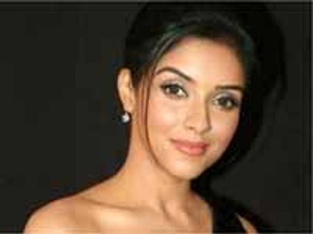 అక్కడ టాట్టూలేంటి అసహ్యంగా!