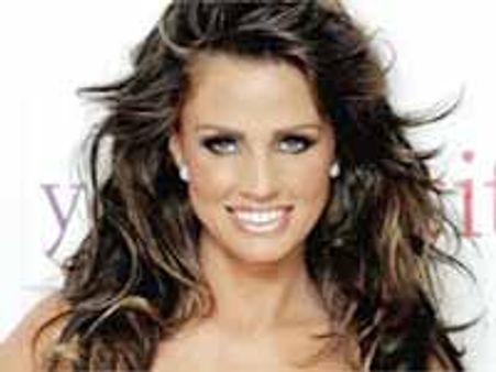 మగాళ్లతో ఆడుకుంటున్న టక్కుటిక్కులు నేర్చిన వగలాడి...!!