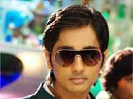 వేలు పెట్టి టార్చర్ పెడుతున్న సిద్దార్ద