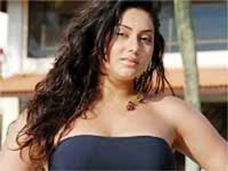 పూరీ చిత్రంలో నమిత ఐటం సాంగ్