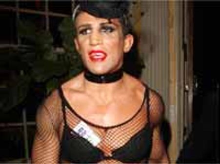 అమ్మాయి గా కనిపించాలన్న అతని కోరికను అగ్రిమెంట్ తో కట్టేసింది...!!