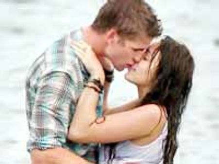 ముద్దు కూడా స్నేహంలో భాగమేనా..??