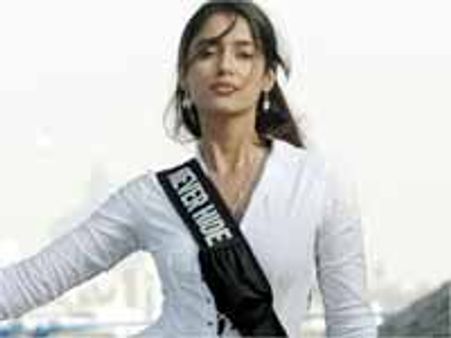 ఇలియానా శుద్ద వేస్ట్..విరుచుకుపడ్డ డైరక్టర్