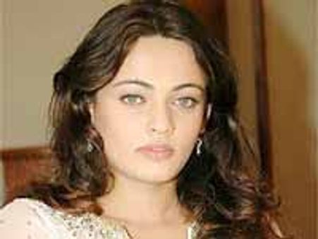 రవితేజను ఆకట్టుకుని మురుస్తున్న స్నేహా ఉల్లాల్