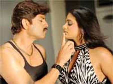 లేటు వయస్సులో ప్రియమణితో ఆఫ్ స్క్రీన్ ఎఫైర్?